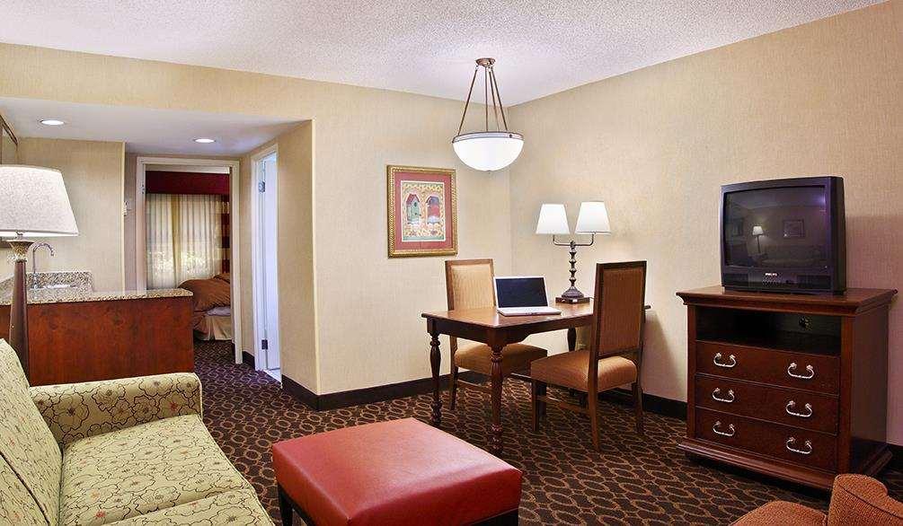 Embassy Suites By Hilton Atlanta Airport College Park Стая снимка