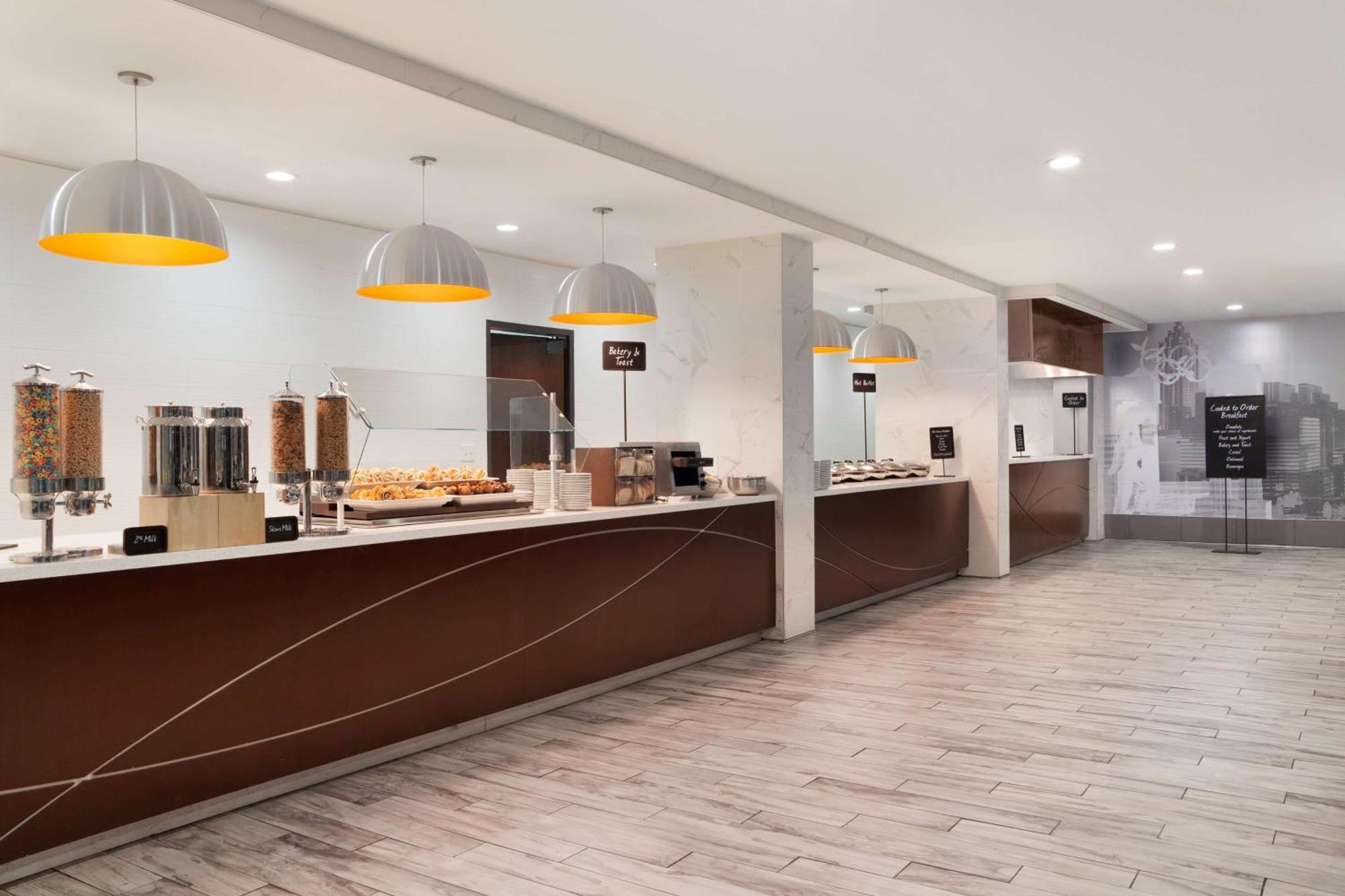 Embassy Suites By Hilton Atlanta Airport College Park Екстериор снимка