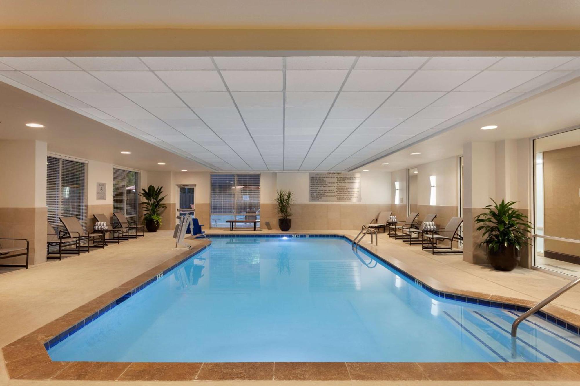Embassy Suites By Hilton Atlanta Airport College Park Екстериор снимка