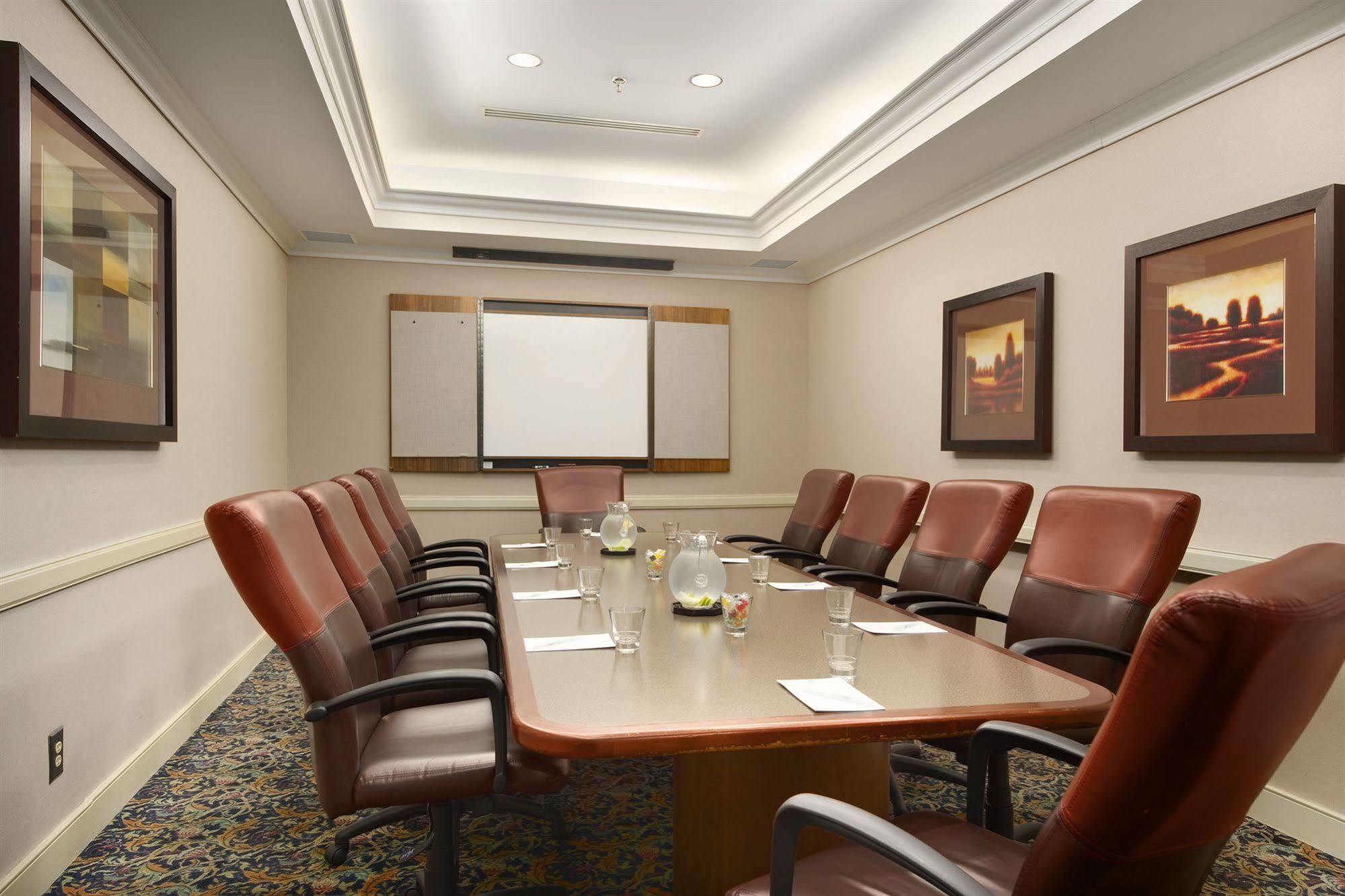 Embassy Suites By Hilton Atlanta Airport College Park Бизнес снимка
