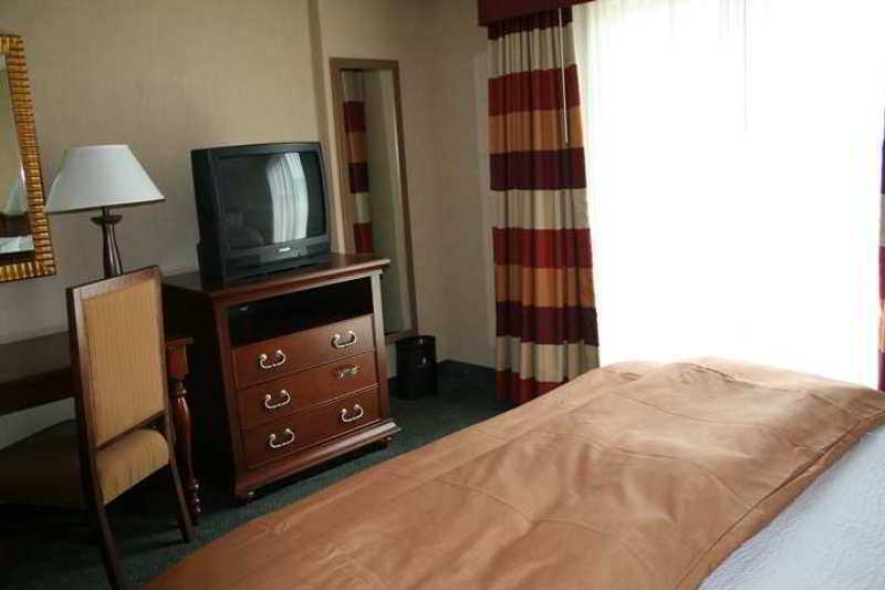 Embassy Suites By Hilton Atlanta Airport College Park Стая снимка